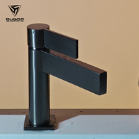 Robinet mitigeur de lavabo chromé à un seul niveau de style contemporain