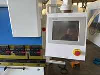Machine de pliage entièrement automatique à barre de torsion CNC 30T/1600 avec moteur de 7,5 kW pour le traitement de l'aluminium et de l'acier au carbone de haute précision