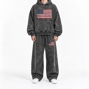 Ensemble de survêtement gris foncé à capuche pour homme avec imprimé drapeau américain et clous, style streetwear, coupe ample, sweat-shirt et pantalon pleine longueur - Product Image 1