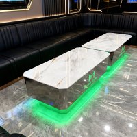Table Basse KTV Lumineuse à Sept Couleurs Changeantes avec Porte-Cartes en Pierre, Acier Inoxydable et Plateau en Verre Trempé pour Bar