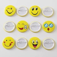 Pin Redondo de Plástico con Cara Sonriente de 3cm y 4.5cm, con Pin de Seguridad, Bajo MOQ de Fábrica, Personalizado, Minimalista e Impermeable