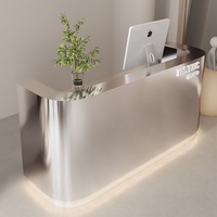 Bureau d'accueil au design incurvé avec finition métallique, comptoir personnalisé, mobilier commercial moderne pour salon, spa, hôtel, commerce de détail