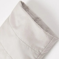 Manteau long matelassé gris clair pour femme avec logo personnalisé, coutures horizontales, capuche intégrée, ceinture en tissu, coupe ajustée, veste maxi rembourrée