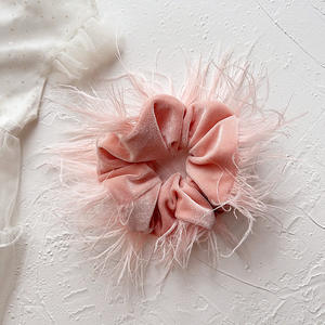 Accessoires d'hiver <span class=keywords><strong>Barrette</strong></span> à <span class=keywords><strong>cheveux</strong></span> en velours de couleur rose avec plumes Belle pince à <span class=keywords><strong>cheveux</strong></span> en velours Chouchous pour femmes - Product Image 4