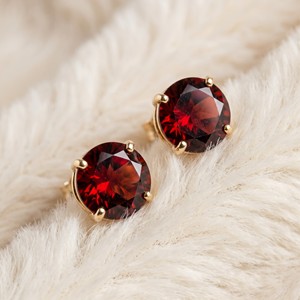 Boucles d'oreilles clous en grenat plaqué or 14 carats avec serti à griffes rondes, pierres précieuses naturelles, bijoux quotidiens pour femmes, vente en gros OEM/ODM - Product Image 3