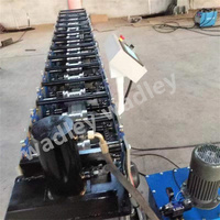 Machine de formage à rouleaux pour panneaux de clôture en tuiles de toit en acier coloré de Chine, machine à palissades de jardin avec composants de rouleaux centraux