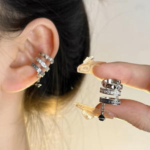 Boucles d'oreilles manchette en C à trois couches Empress Dowager Vivienne, style luxe léger, avec rivets diamantés et lettre Saturne, bijoux pour femme - Product Image 4