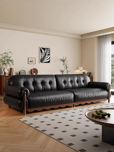 Sofá Chesterfield Tradicional de Cuero Genuino de Tres Plazas con Respaldo Acolchado, Brazos Enrollados y Patas de Madera para Sala de Estar - Product Image 1