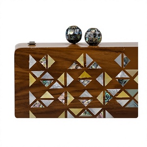 Pochette de soirée classique faite à la main avec incrustation de coquillages et nacre, avec chaîne amovible - Product Image 1