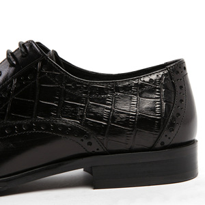 Chaussures habillées classiques pour hommes en cuir brun poli à la main, élégantes, associées à une chaîne en métal noir audacieuse pour hommes - Product Image 6