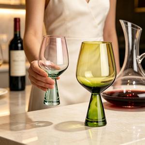Juego de Copas de Vino Tinto Modernas y Ecológicas de Cristal sin Plomo Raymond, 2 Copas con Base Triangular Prensada en Degradado Rosa, Verde Amarillo y Verde, 388 ml - Product Image 5