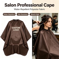 Cape de coiffure professionnelle personnalisée marron avec logo, fermeture réglable, en polyester imperméable pour salon de beauté et barbier