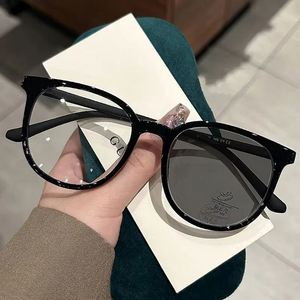 Gafas Fotocromáticas Redondas Ultraligeras 2025 con Logotipo Personalizado, Anti Luz Azul, Monturas de Gafas que Cambian de Color para Mujer - Product Image 3