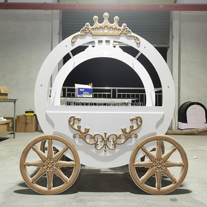 Carrozza di Zucca Bianca Liscia in PVC con Cavallo per Decorazioni Matrimoniali Stile Cenerentola - Product Image 4