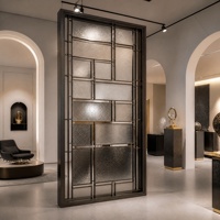 Paravent en verre tissé bronze foncé, panneaux en verre texturé, sur mesure pour hall d'hôtel