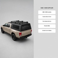 Capot de camion de style camping-car tout-terrain rigide avec porte arrière relevable en verre et fenêtres latérales, doté d'un porte-bagages de toit intégré