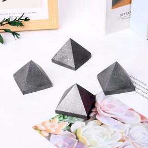 Pirámide de Shungita de Cristal Natural de 3 cm y 4 cm para Meditación, Venta al Por Mayor - Product Image 1