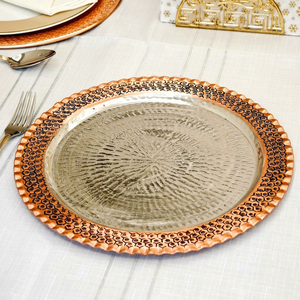 Assiette de présentation élégante en cuivre martelé pour tables de mariage, décoration rustique pour événements - Product Image 1