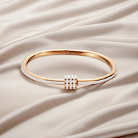 Bracelet de fête pour femme en acier inoxydable plaqué or 18 carats, motif géométrique diamanté, design taille fine et tendance