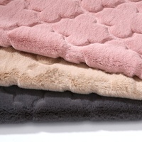 100% polyester trèfle à quatre feuilles en relief blanc faible pile fausse fourrure de lapin tissu en peluche pour vêtement