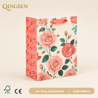 Sacs cadeaux en papier vintage floral personnalisés OEM avec logo imprimé, poignées en ruban satiné, durables et réutilisables pour les boutiques de détail