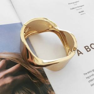 2024 High Quality Wholesale Custom Fashion Stainless Steel <b>Gold</b> Plated Bangle for Women - Product Image 6