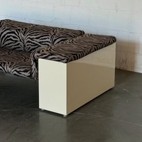 Vente directe usine : Canapé de salon trois places en tissu, style italien minimaliste, design artistique antique avec imprimé cheval tacheté