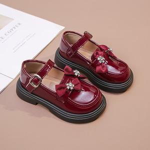 Mocassins pour bébé en cuir brun de haute qualité, fabriqués au Royaume-Uni, style rétro, cousus Goodyear, faits à la main, imperméables - Product Image 5