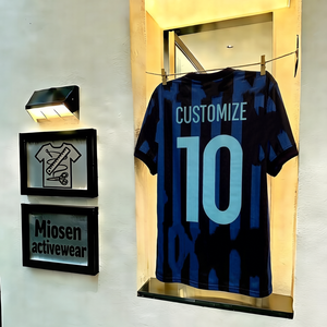 Tributo al Blu del Milan - Maglia da Calcio Personalizzata Blu Navy con Strisce Nere - Maglietta da Calcio Blu Scuro per Tifosi - Product Image 1