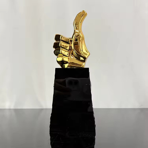 Trophée personnalisé en résine dorée avec base noire, motif pouce levé, pour récompense ou souvenir - Product Image 2