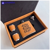 Coffret Cadeau de 4 Pièces en Similicuir Gravable au Laser, Coffret Cadeau Personnalisé en Cuir Gravé au Laser avec 2 Verres à Shot et Entonnoir