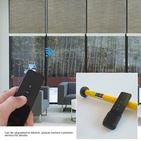 Store enrouleur en polyester résistant aux intempéries, occultant et isolant thermiquement ; à commande manuelle par tirette à billes ; pour bureaux et projets commerciaux