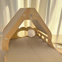 Lit et transat pour chat en bois avec cadre incliné, coussin en carton ondulé et jouet pompon suspendu pour chats d'intérieur
