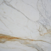 Dalles polies exotiques personnalisées de grande taille avec base blanc crème et veines jaunes, imperméables, pour la conception d'intérieur de villas modernes et luxueuses