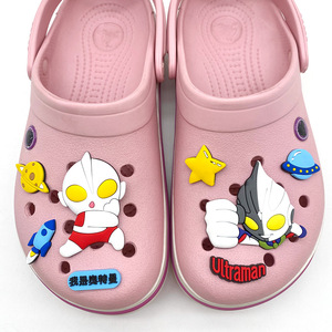 Breloques de chaussures <span class=keywords><strong>super</strong></span>-<span class=keywords><strong>héros</strong></span> populaires en gros, décorations de chaussures de dessins animés japonais, <span class=keywords><strong>accessoires</strong></span> en PVC souple pour enfants et fans - Product Image 1