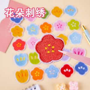 Patch brodé thermocollant/autocollant mini 3,2 cm motif fleur tulipe mignonne pour étiquette de bagage et décoration de sac - Product Image 1