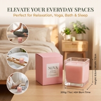 Bougies parfumées pour la maison en cire de soja avec autocollants au design dessiné à la main de la marque NOVA ; Designs personnalisés disponibles, fabriquées avec des ingrédients entièrement naturels