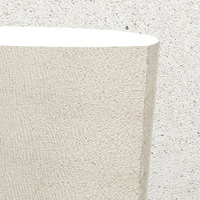 Table d'appoint en marbre crème, sculptée à la main, trapézoïdale, bloc incurvé texturé, style Wabi, pour salon, maison de rêve