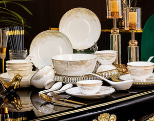 Set di Stoviglie Natalizie in Ceramica di Lusso Stile Europeo da 36 Pezzi per Famiglia di Sei Persone - Set di Stoviglie in Porcellana Bone China - Product Image 1