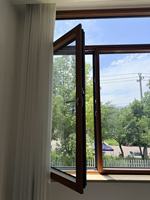 Ventana Arqueada de Madera Revestida de Aluminio, Ventana de Techo con Diseño de Rayos de Sol, Material Compuesto con Rotura de Puente Térmico, Interior Moderno para Dormitorio o Sala de Estar, Personalizable