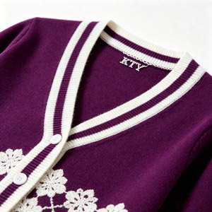 Cappotto Lavorato a Maglia Oversize da Donna con Bottoni, Stile Vintage, con Applicazioni Floreali a Rombo e Motivo Floreale Traforato - Product Image 5