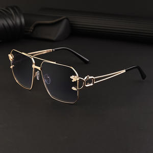 Gafas de sol cuadradas con montura de cabeza de leopardo personalizadas para hombre, de metal con doble puente, protección UV400, para conducir. - Product Image 4