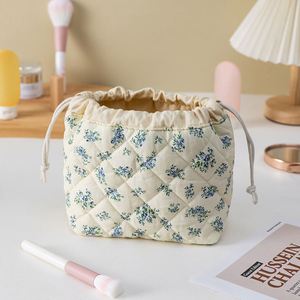 Nouvelle conception tendance, motifs variés, pochette de rangement matelassée douce, sac à cosmétiques à cordon, sac à maquillage matelassé - Product Image 2