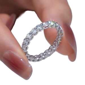 Bague demi-éternité classique de haute qualité en or blanc 14 carats plaqué platine, sertie de petits diamants de laboratoire de 3 mm, VVS1, certifiée IGI - Product Image 1