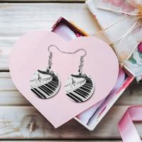 Boucles d'oreilles pendantes en bois avec notes de piano, bijoux fantaisie OEM ODM, cadeau pour femme