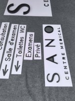 Signalétique personnalisée en acrylique pour intérieur |   Lettres de peinture au pistolet de précision avec adhésif 3M intégral, écologiques, garantie 3 ans