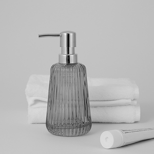 Vertikales Geriffeltes Glas Badezimmer 4-teiliges <span class=keywords><strong>Set</strong></span> Rauchgrau Seifenspender Becher Toilettenbürstenhalter Badezimmer-Dekor - Product Image 3