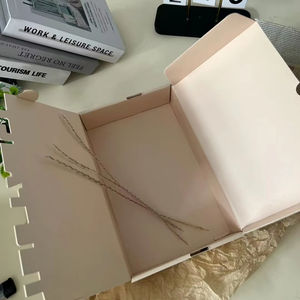 ショッピングのために両側に開くことができるピンクのメーリングボックスロゴ付きカスタムメイドの中空クラフト包装ボックス - Product Image 1