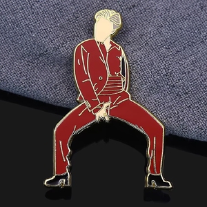 Pin de solapa de metal esmaltado personalizado de fábrica con diseño de dibujos animados Kpop para hombres, pin de amistad Kpop musical para mejores amigos, OEM - Product Image 6