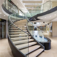 Escalier droit intérieur au design moderne avec balustres en bois/verre, piliers, main courante et marches en bois massif, couleurs personnalisables pour appartements